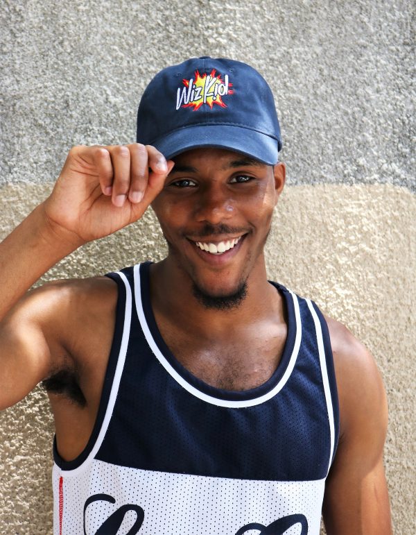 Model tipping navy wiz kid baseball hat